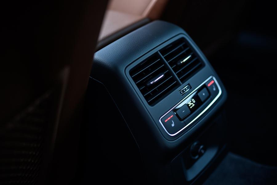 Детали интерьера Audi A4 Allroad 2.0 TFSI Quattro (B9) 2016 года  (JP) (фото 25 из 26)